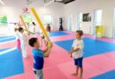 Nieśmiałe dziecko na tatami – jak karate buduje pewność siebie