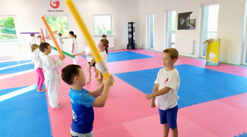 Nieśmiałe dziecko na tatami – jak karate buduje pewność siebie